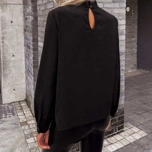 Lace Keyhole Back Blouse black - Picture 2 of 8